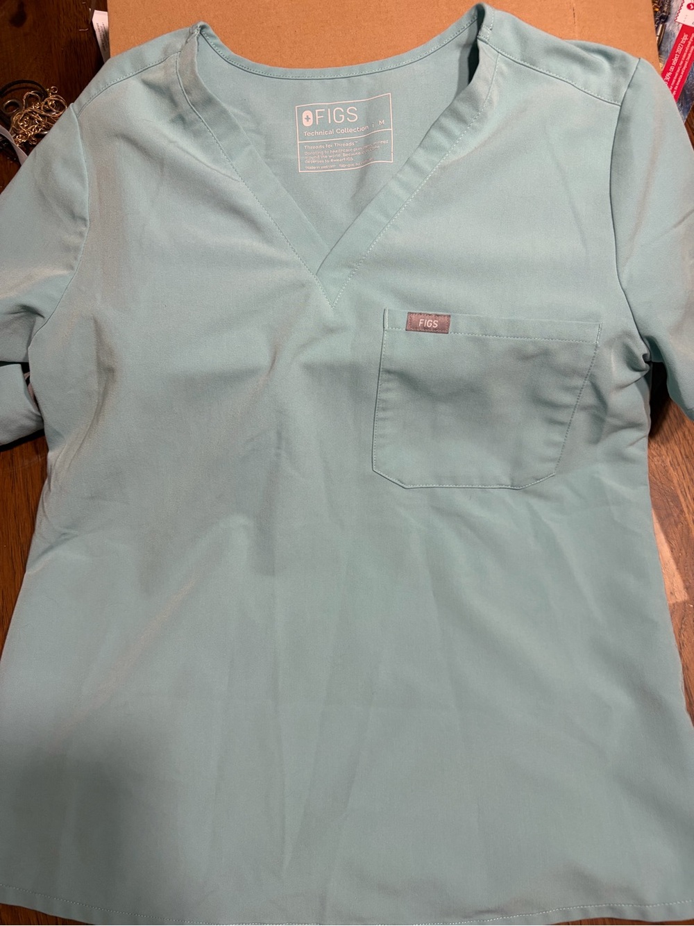 FIGS Women's Seafoam V-Neck Scrub Outfit
